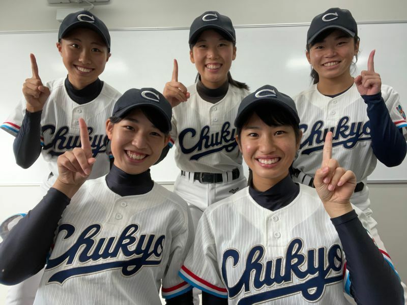 「夏のオンライン甲子園大会2021」で優勝を果たし、No.1ポーズを取るプレゼンをした3年生部員（写真提供　中京大中京女子軟式野球部）