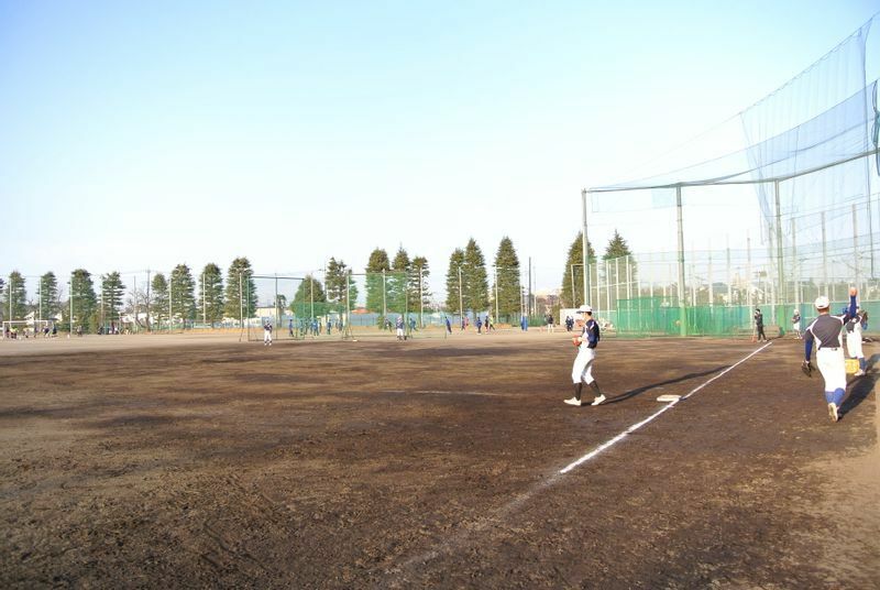 都狛江のグラウンド。野球部同様に熱心に取り組んでいる他部と共有で、全面使用ができる日は月に2日、それも半日と限られている（筆者撮影）