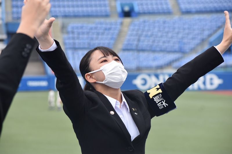 明大応援団の団長として野球応援でエールを届ける中藤さん(写真提供 明治大学応援団)