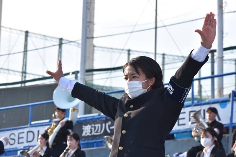 班長としての責任を感じながら応援する中山さん(写真提供 明治大学応援団)