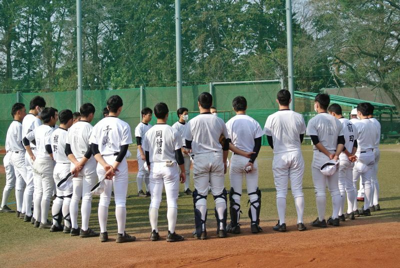 練習時に円陣を組む早大学院野球部の選手たち。それぞれがそれぞれの胸にある高校野球をする目的を問いながらグラウンドに立っている（筆者撮影）