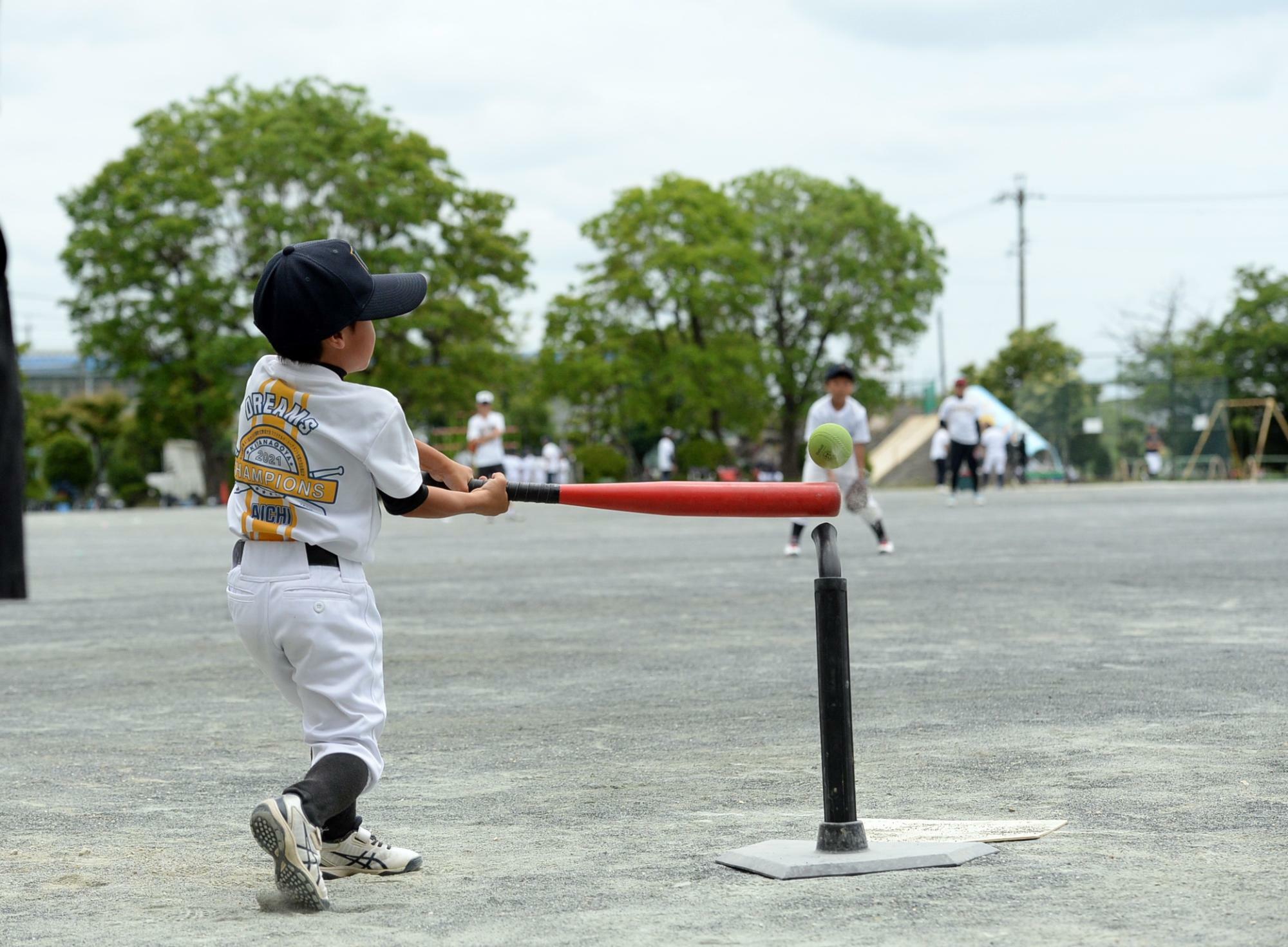 2019年に全国準優勝の愛知・北名古屋ドリームスは、就学前の幼児野球をいち早く導入。母子参加のティーボールで野球のイロハやルールを楽しく覚えていく（写真提供　フィールドフォース　大久保氏）