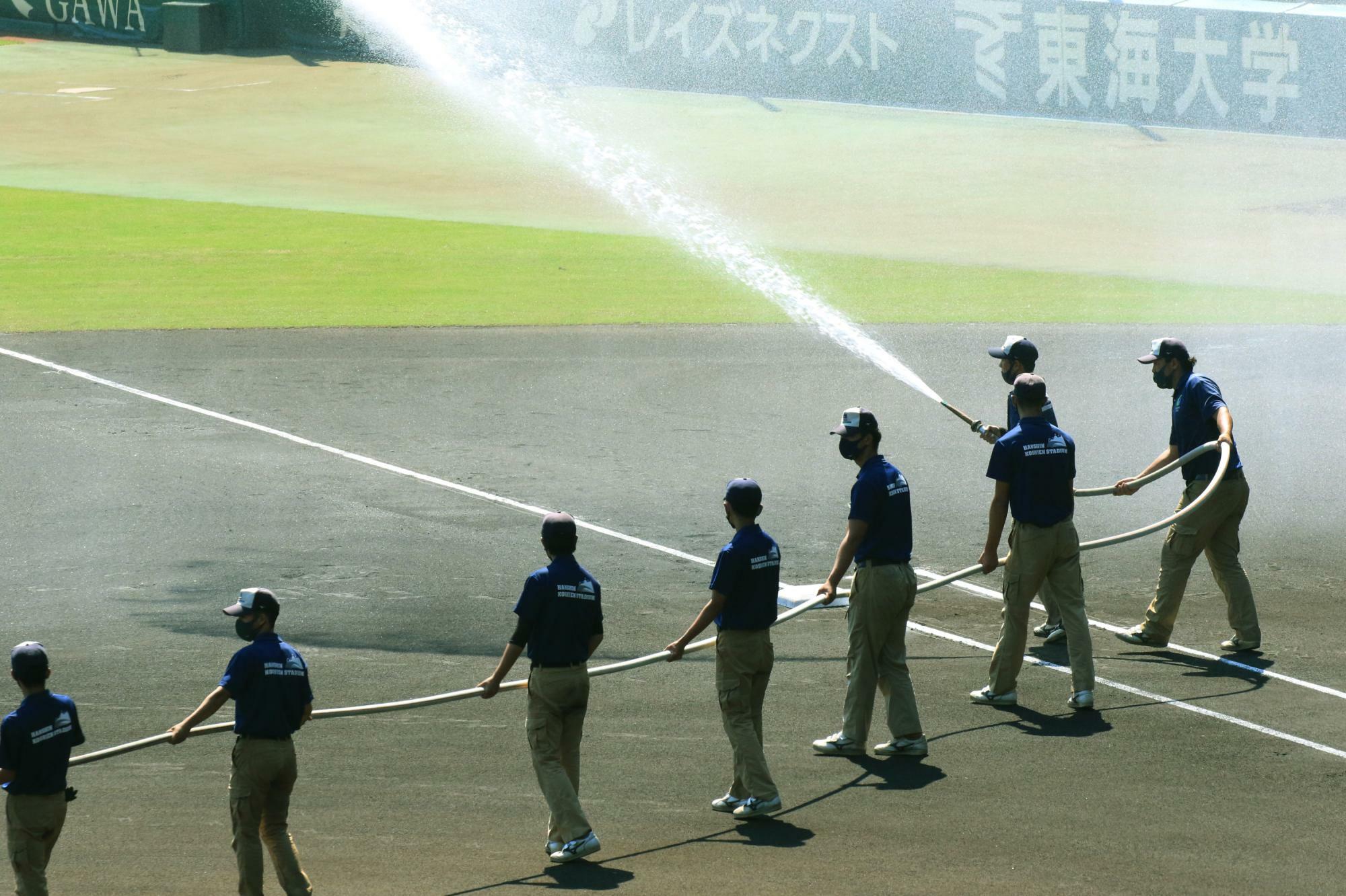 試合の前には入念に水がまかれているが、霞ヶ浦と智辯和歌山の2回戦も炎暑のもとで行われた