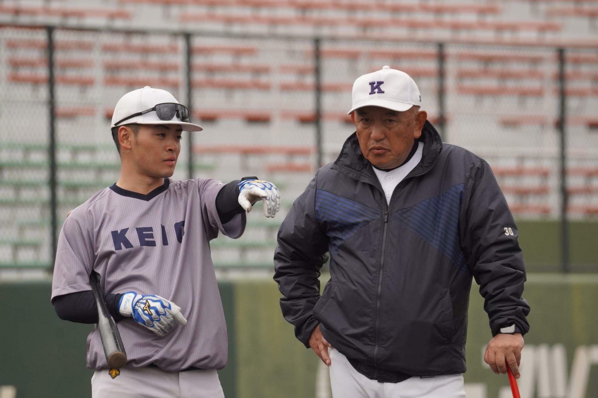 今年の春季キャンプで話し合いをする深松チーフ（左）と堀井監督（右）（写真提供　慶應義塾体育会野球部）