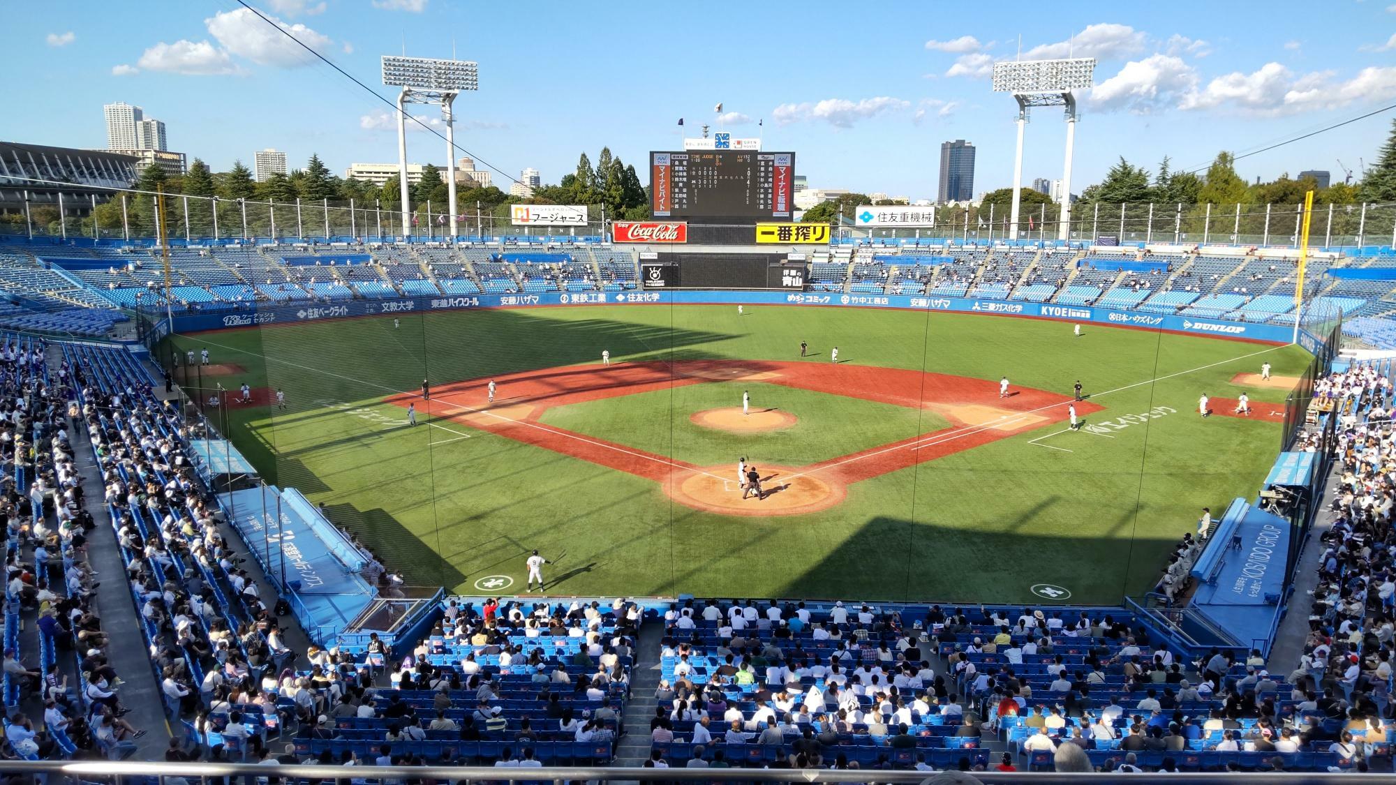 1013日のリーグ戦。3連休の中日で好天にも恵まれ、多くの観客が神宮に訪れた（筆者撮影）