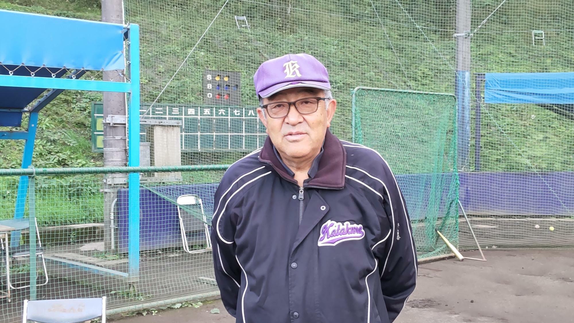 片倉高の宮本監督。指導歴は今年で44年目、送り出した野球部OBは800人ほどに及ぶ（筆者撮影）