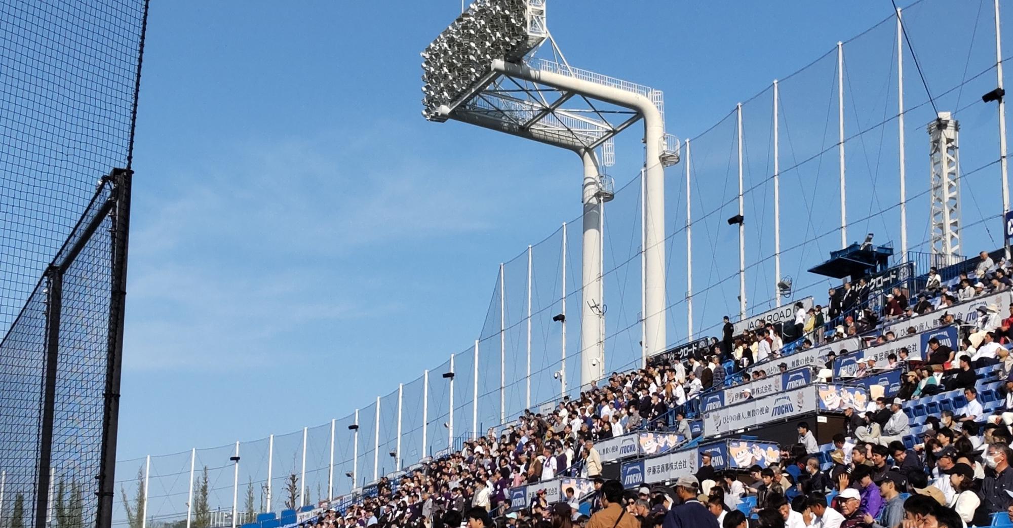 立大の開幕試合では立大初の女子応援団長と初の女子リーダー部長が中心となって応援席を盛り上げた（筆者撮影）