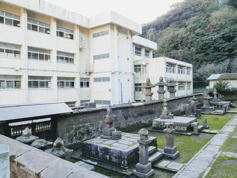 福昌寺跡に玉龍高校ができた。校舎裏は島津家の墓所に（筆者撮影）