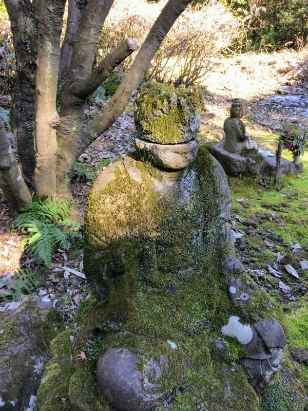 破壊された石仏。平松神社にて（筆者撮影）