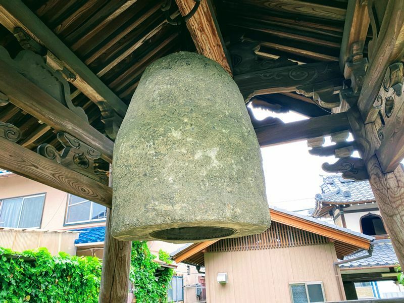 コンクリートの代替鐘（滋賀県内で、筆者撮影）