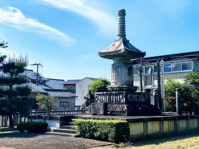 京都大学献体供養塔（筆者撮影）