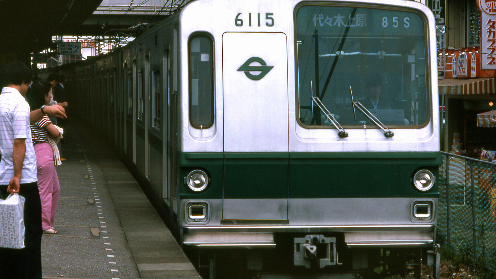 東京地下鉄千代田線6000系車両、最終の「さよなら列車」の車内で起きた