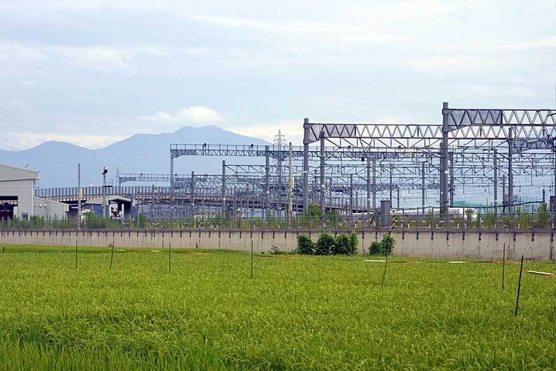  長野新幹線車両センターを北東側から見たところ。2m近い盛土の上に築かれていることが確認できる。2005年8月に筆者撮影