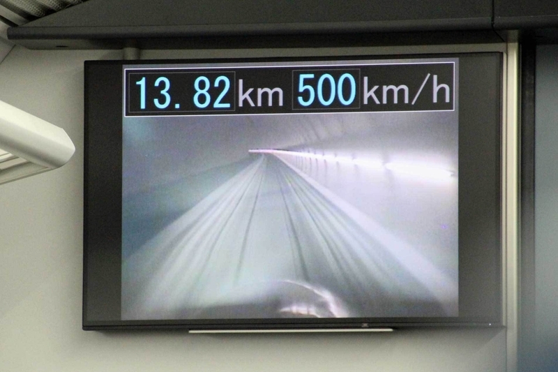 時速500km到達を伝えるディスプレー。先頭車両から撮影した映像で超高速走行を実感する
