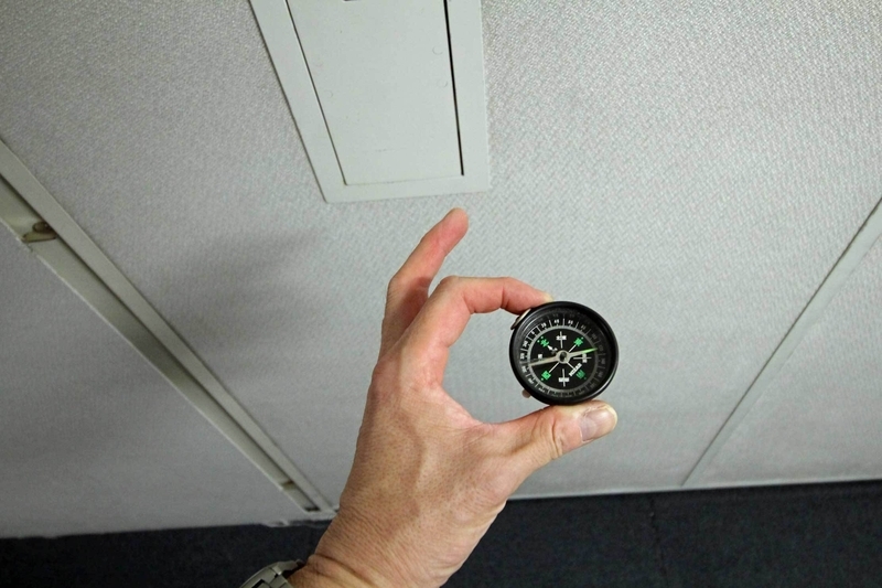 超電導磁石が収納された床下部分の真上の壁に方位磁針を向けると、針は割合勢いよく振れた