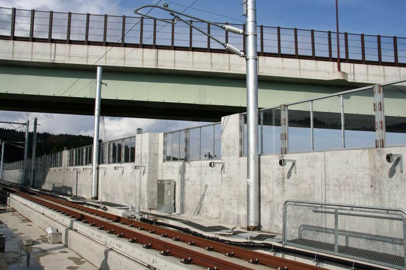 東北新幹線盛岡～新青森間ではほぼ全面的に鋼管の電柱が採用された。建設中の七戸十和田～新青森間にて　鉄道建設・運輸施設整備支援機構の関係者立ち会いのもと筆者撮影(2008年11月)