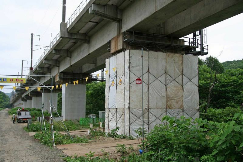 耐震補強工事を施工中の高架橋の柱。写真はJR北海道海峡線の柱で、北海道新幹線の列車を運転するために実施された。鉄道建設・運輸施設整備支援機構の関係者立ち会いのもと筆者撮影(2014年7月)