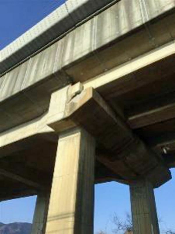 サイドブロックが損傷した福島～白石蔵王間の高架橋。「2021年2月13日福島県沖地震における被災状況」(JR東日本公式サイトより)