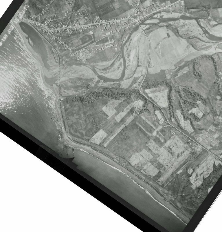 空中写真1　日高線厚賀～大狩部～節婦間の線路。線路から画面左、画面右下に向けて陸地が存在する。国土地理院の空中写真USA-M189-77、1953年6月16日撮影より一部分を右に35度傾けて使用　