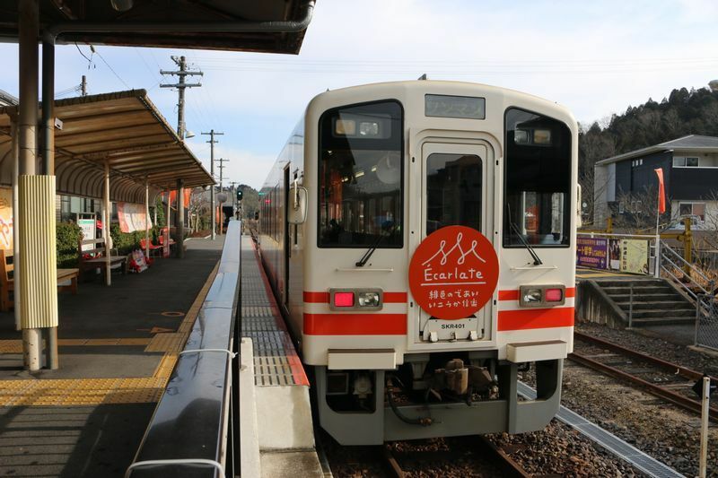 信楽駅で出発を待つ信楽高原鐵道のディーゼルカー。事故が起きた後、途中駅での行き違いを取りやめたため、正面衝突の可能性は消滅した。