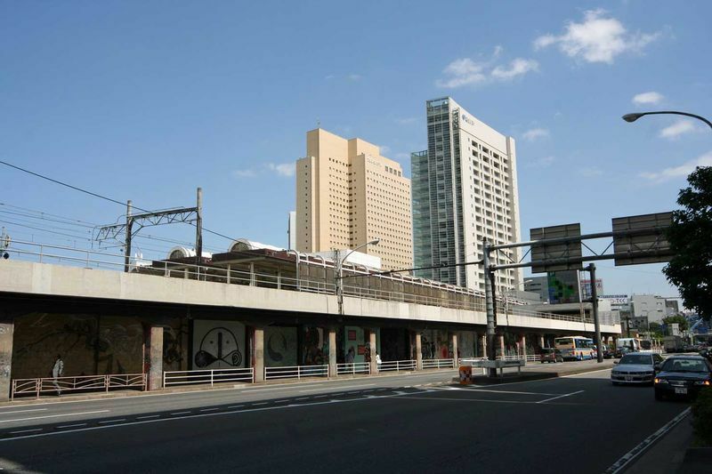 2007年5月に撮影した桜木町駅構内の様子。列車火災事故は写真に見える高架橋上で起き、先頭車のパンタグラフは写真左上の架線柱の左側付近で架線に絡まった。筆者撮影