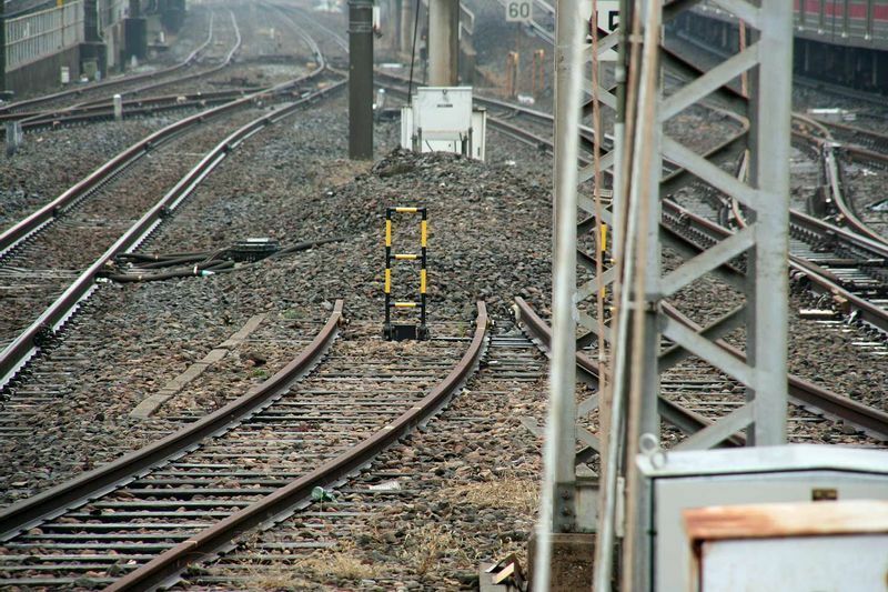 今日の安全側線。前方の合流地点での衝突を防ぐため、列車は安全側線に取り込まれる。三河島事故を教訓に黒色と黄色とに塗られたはしごを倒すと周囲の信号は停止を示す。JR東日本蘇我駅　2009年2月　筆者撮影
