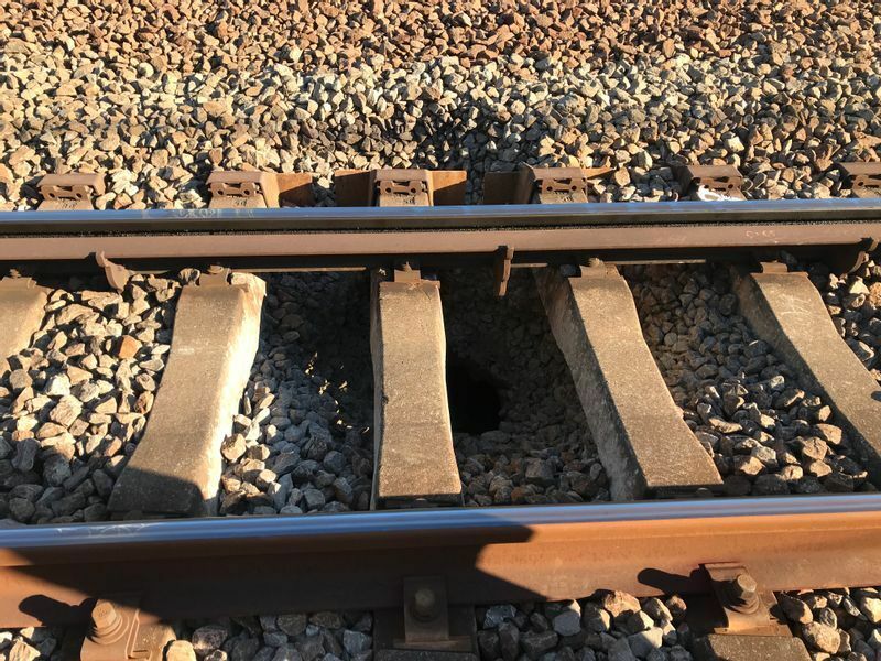 線路内の一部が陥没した東横線上り線。写真奥のレールには脱線防止ガードが装着されているのがわかる。提供：東急電鉄