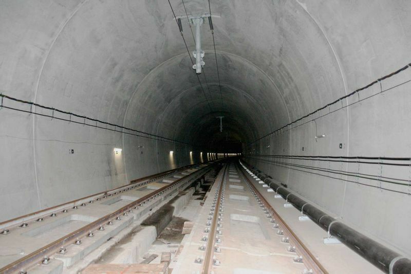 東北新幹線七戸十和田-新青森間の細越トンネル(長さ2980m)。トンネル下部からの土の圧力に耐えられるよう、底部は逆アーチ形状となっている。鉄道建設・運輸施設整備支援機構の職員立ち会いのもと筆者撮影
