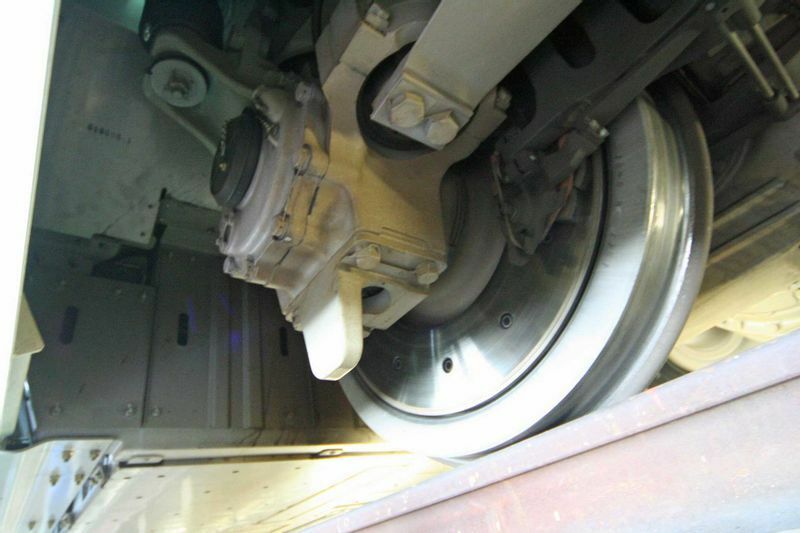 JR東日本E5系の台車に取り付けられた逸脱防止ガイド。JR東日本の社員立ち会いのもと、新幹線総合車両センターで2010年12月27日に筆者撮影