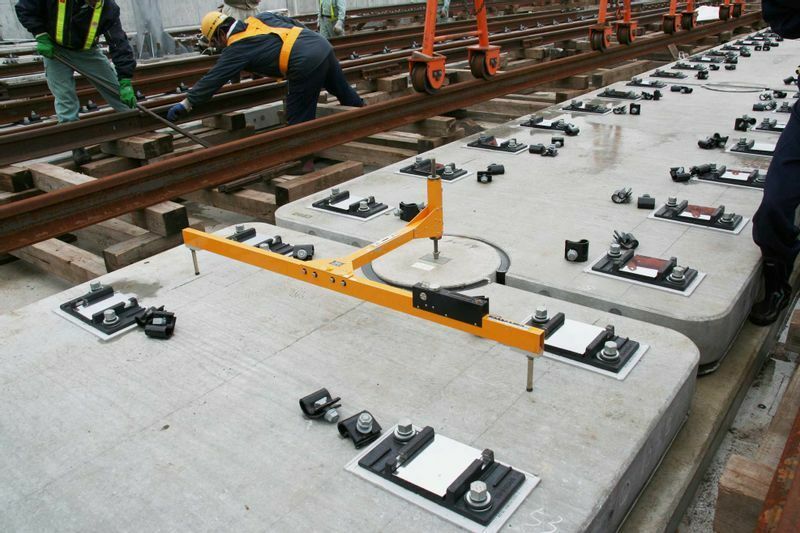 コンクリート盤にレール転倒防止装置を置いたところ。鉄道・運輸機構の職員立ち会いのもと、建設中の東北新幹線新青森駅にて2008年11月17日に筆者撮影