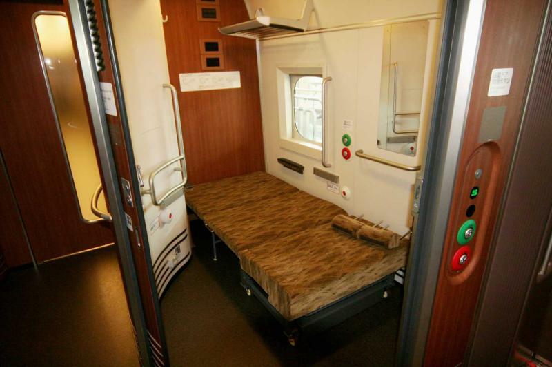 新幹線の車両に用意された多目的室。写真は山陽・九州新幹線用の車両で、東海道新幹線用も色彩が異なるほかはほぼ同じだ。ベッド(写真)の状態でのほか、折りたたんで座席にもなる。2010年11月に筆者撮影