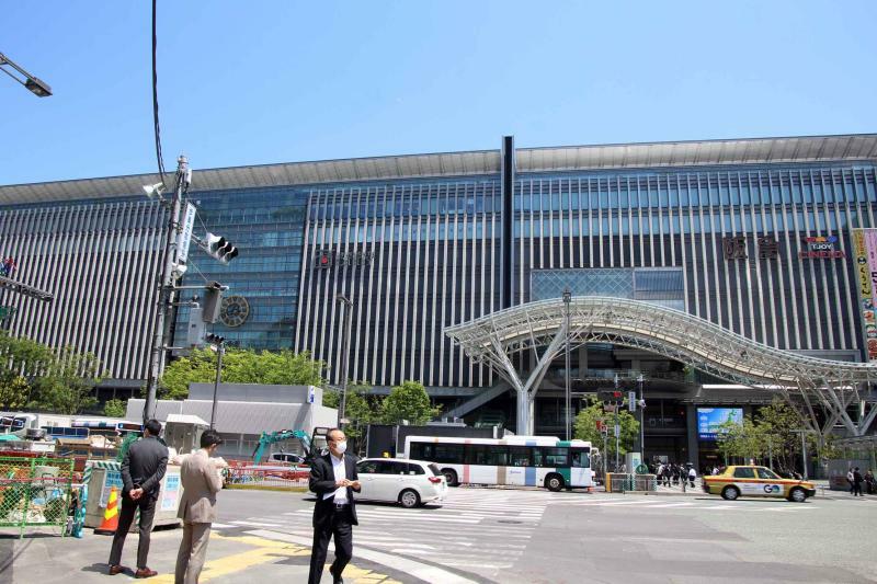 JR博多駅前にそびえ立つ巨大な駅ビル、JR博多シティ。このビルの下に七隈線博多駅の一部がつくられた。2023年4月26日　筆者撮影