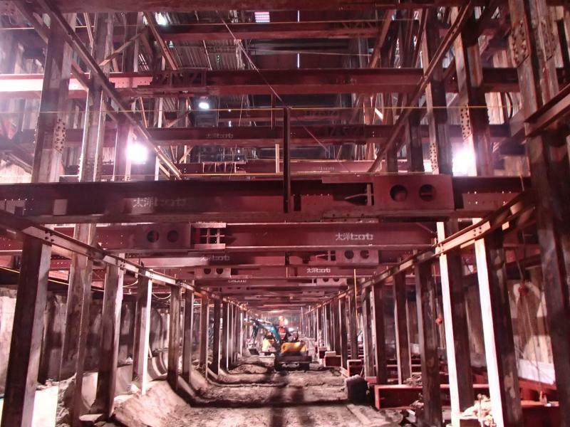 道路から掘った穴を鋼鉄で支えながらさらに地下へと掘り進めているところ。櫛田神社前駅　2017年11月ごろ　提供：福岡市交通局