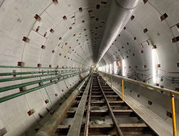 シールドマシンによって掘られた天神南-櫛田神社前間のシールドトンネル。トンネルの表面にはコンクリートの部材を組み合わせると輪の形になるセグメントが取り付けられている。提供：福岡市交通局