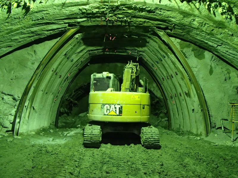 博多駅付近では山岳トンネル工法のうち、ナトムが採用された。写真は先進導坑に続いてその真上の部分を掘っているところ。提供：福岡市交通局