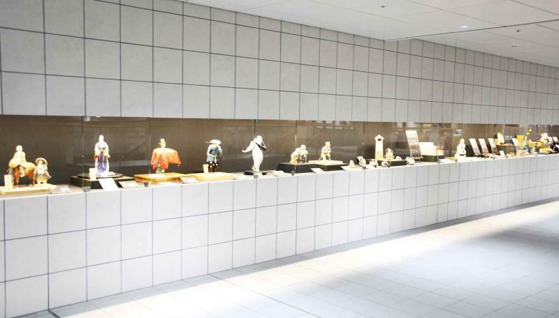 櫛田神社前駅では博多人形や博多織などの博多の工芸品がディスプレーに収められて飾られている。ほかにもさまざまな展示があり、博物館のようだ。2023年4月26日　筆者撮影
