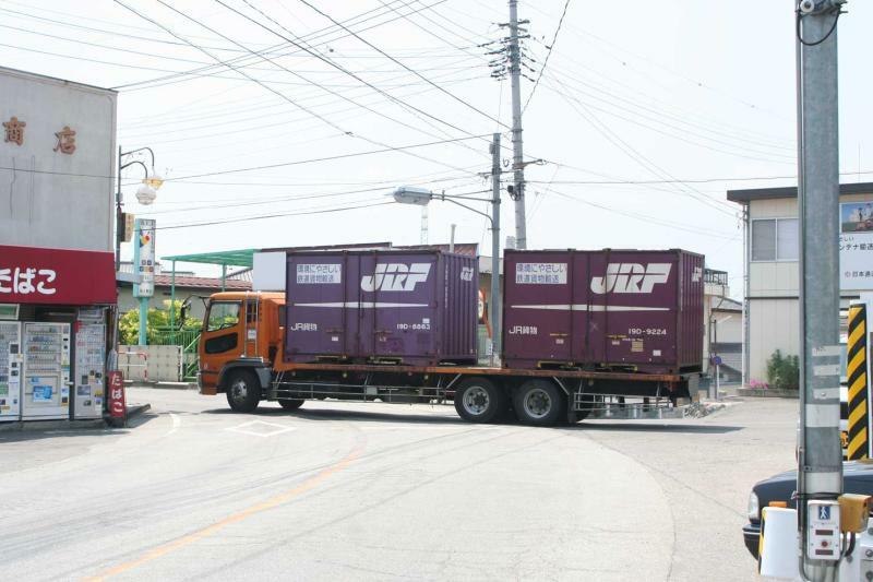 12フィート5トンコンテナを2個輸送する大型トラック。334個のコンテナを運ぶためには岡山側、山崎側で合わせて述べ334台のトラックが必要だ。竜王駅　2006年8月4日　筆者撮影