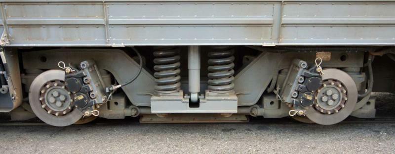 広島電鉄の路面電車で超低床構造のグリーンムーバーマックスの台車。写真に見える金属ばねは中央2対が枕ばね、両端のディスクブレーキの奥が軸ばねだ。乗り心地はよい。千田車庫　2010年1月27日　筆者撮影