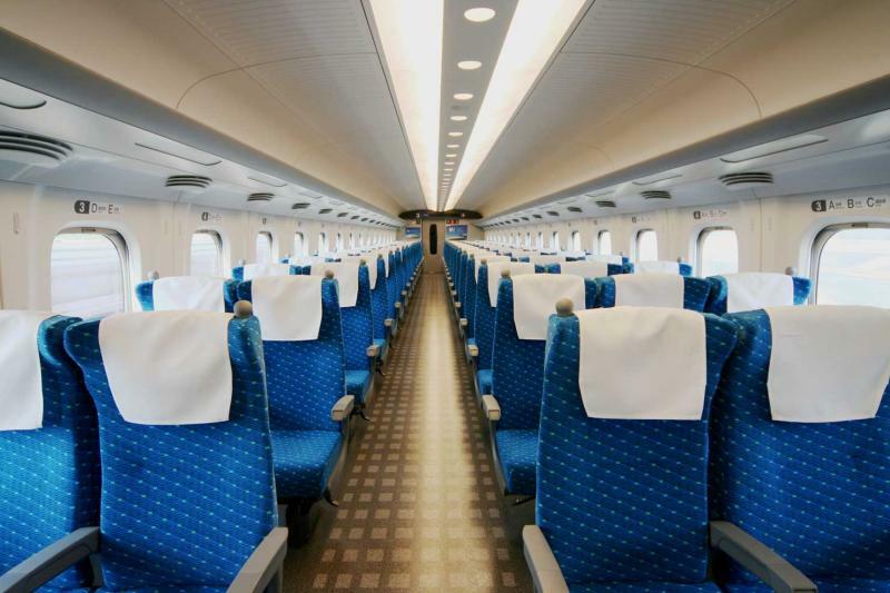 東海道新幹線用の車両、N700系の普通車。パーサーが列車の先頭から後部に向かって進むとき、パーサーの視界は写真のとおりで、窓側に座っている人に注意しながら進むという。2007年5月23日　筆者撮影