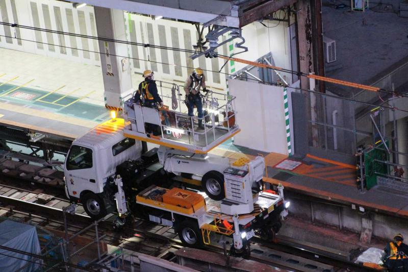 渋谷駅旧外回りホームに据え付けられた軌陸車。この軌陸車は主に架線の工事を行うための高所作業車である。2023年1月7日　筆者撮影