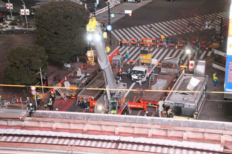 渋谷駅北側の旧大山街道に到着した大型クレーン。このクレーンで写真手前の橋りょうを持ち上げるのだが……　2023年1月7日　筆者撮影