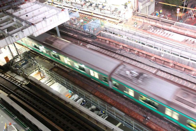夜が明けた渋谷駅に埼京線池袋駅方面の初電が出発するところ。11月18日・19日とも埼京線は多いときで1時間当たり10本ほどと、2本程度増発される。2023年1月7日　筆者撮影