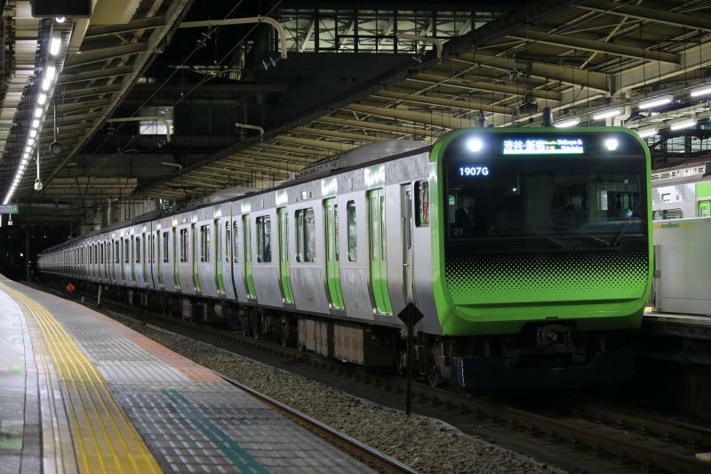大崎駅に停車中の山手線外回りの電車。11月18日の外回りの電車はすべて大崎駅止まりとなり、電車はいったん車庫に向かった後、内回りの電車となって東京駅、池袋駅方面を目指す。