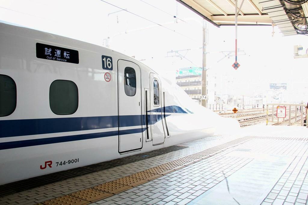 JR東海、JR西日本、JR九州のN700系グループの先頭車、運転室直後の客用扉は写真のとおり、車体との段差のないプラグドアだ。豊橋駅　2019年10月30日　筆者撮影