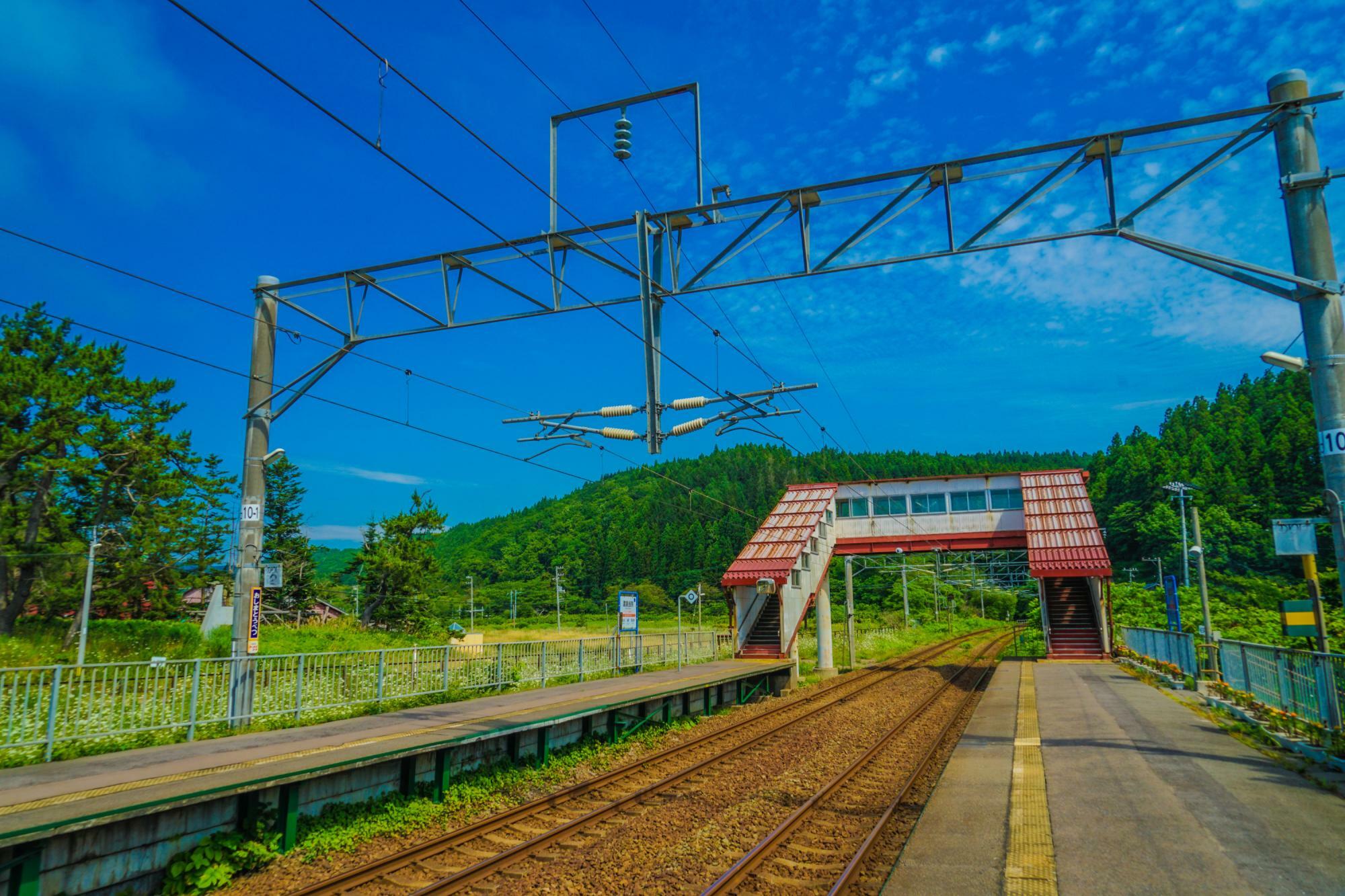 列車同士の行き違いが可能な渡島当別駅。道南いさりび線の普通列車は1両または2両と短いが、貨物列車は機関車を入れて最大で21両の車両が連結されているので、勢い行き違い用の線路は長くなる。