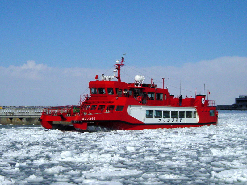 流氷の海を進むガリンコ号（紋別）：北海道無料写真素材集 DO PHOTO