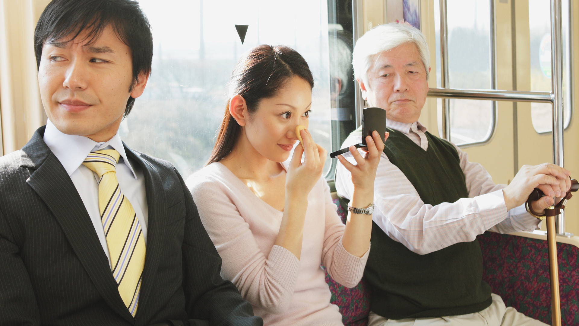 電車内でのお化粧からマナー問題の本質に迫る心理学(碓井真史) エキスパート Yahoo!ニュース 電車内でのお化粧からマナー問題の本質に迫る心理学(碓井真史) エキスパート Yahoo!ニュース