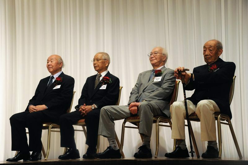 ＪＳＬ黎明期を支えた４人の功労者。最年長の西村章一氏（右）は大正１３年生まれ。