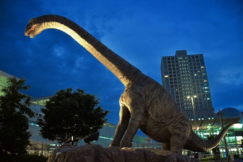 福井にとって恐竜は町おこしのシンボル。福井駅前には巨大な動く恐竜のレプリカが展示されている。