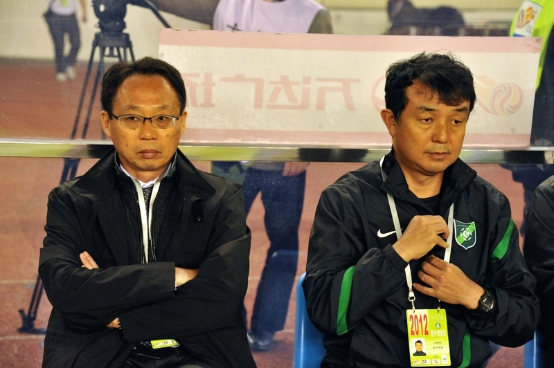 「ジャパンズウェイ」の発案者である小野剛氏（右）。中国の杭州緑城でも岡田武史監督の副官を務めている。